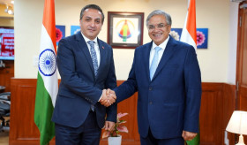 Դեսպան Վահագն Աֆյանը հանդիպել է Հնդկաստանի գլխավոր ընտրական հանձնակատար (նախագահ) Գյանեշ Կումարի հետ